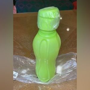 Tupperware Large Eco Water Bottle 32oz Green Reusable Water Bottle New